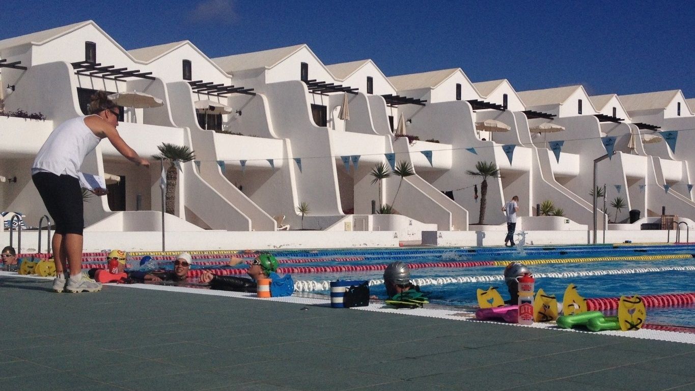 entrenamiento de triatlón con accesorios en natación