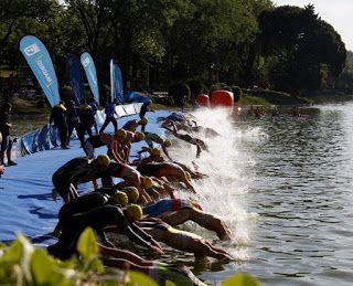 Entrenamiento de triatlon en aguas abiertas zambullida