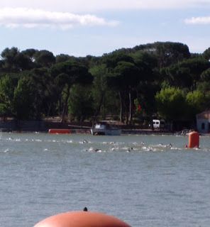 entrenamiento de triatlon en aguas abiertas, paso por boya