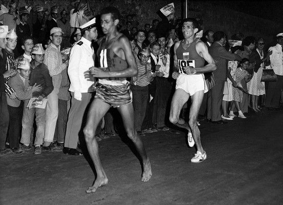bikila corriendo descalzo con su tecnica de carrera